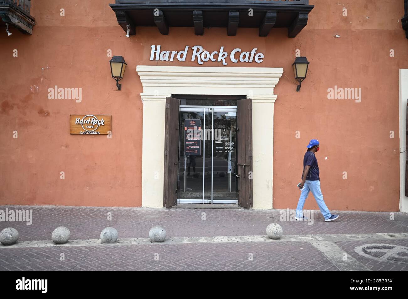 L'homme dans un masque facial passe par Hard Rock Cafe à Cartagena de Indias, Colombie Banque D'Images