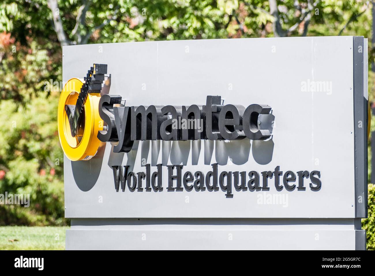 26 sept 2020 Mountain View CA USA - panneau Symantec affiché à leur ancien siège mondial dans la Silicon Valley ; Symantec Corp est devenu NortonLifeLoc Banque D'Images
