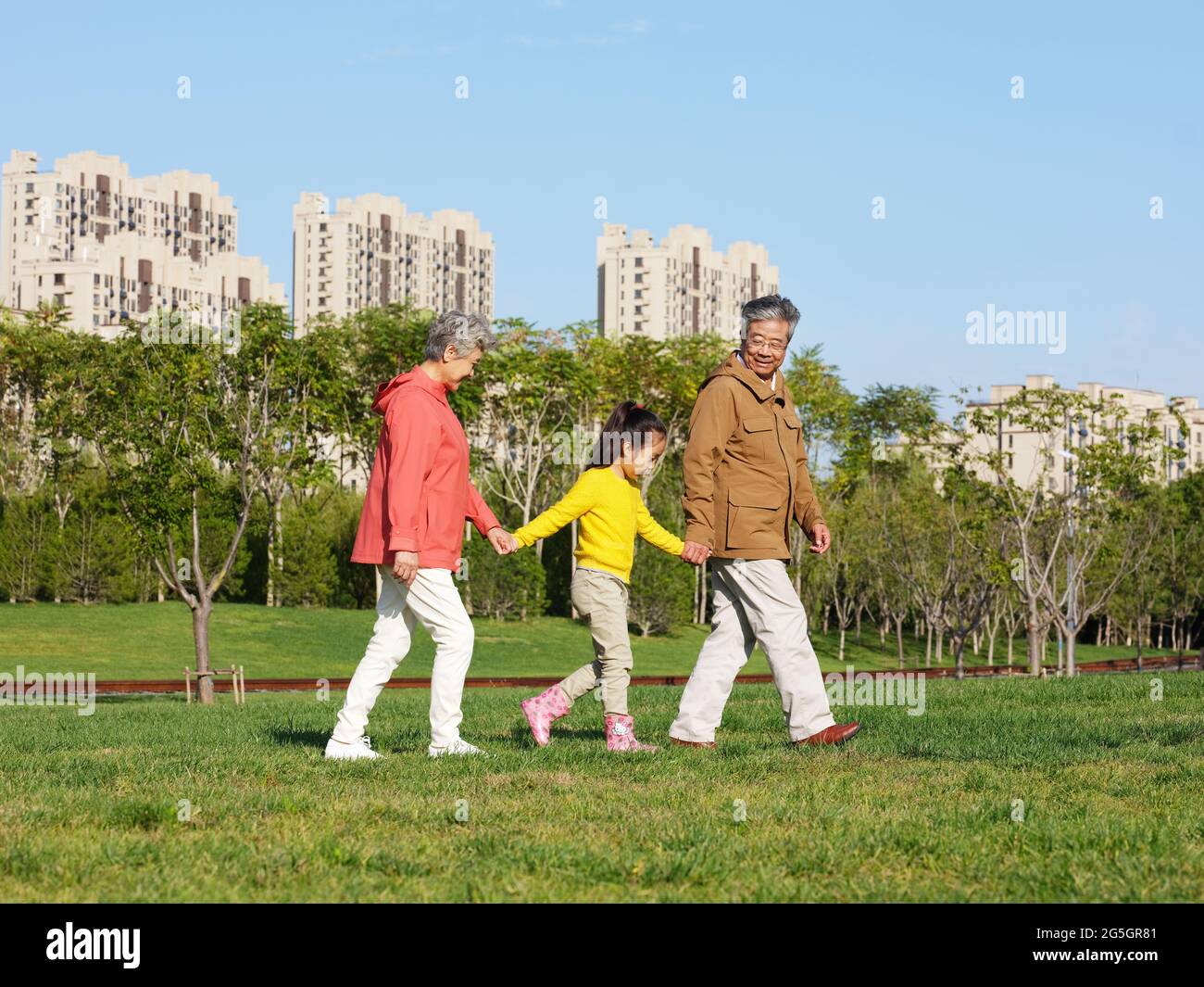 Heureux grands-parents et petits-enfants marchant dans le parc photo de haute qualité Banque D'Images