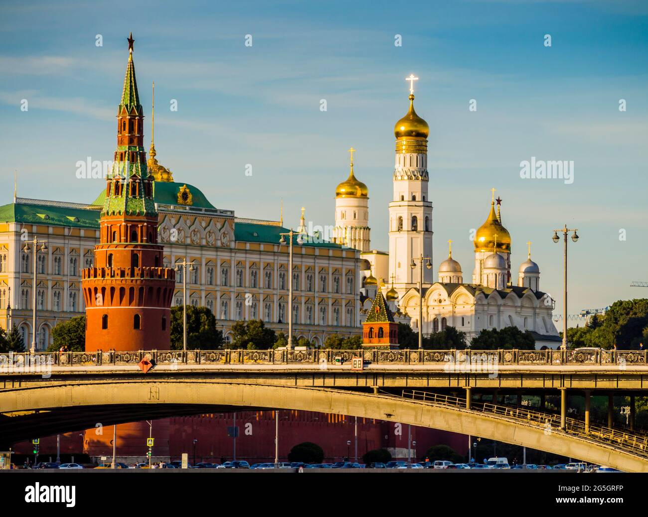 Russie, vue imprenable de Moscou avec des tours du Kremlin au-dessus du pont de la rivière Moskva Banque D'Images