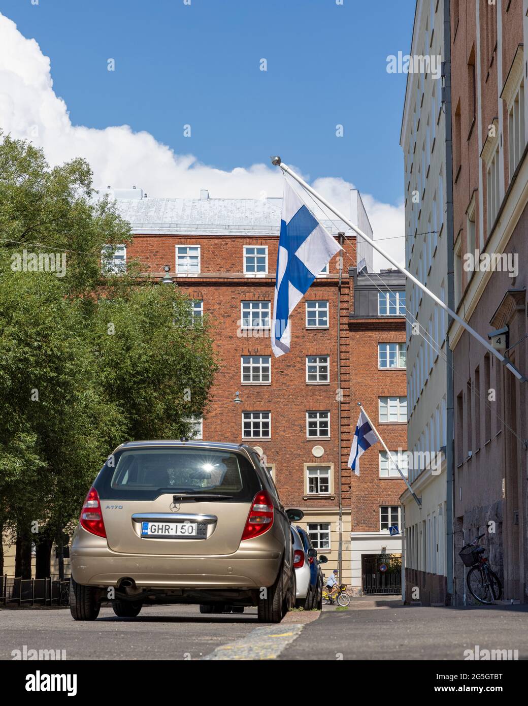 Drapeau finlandais survolant un bâtiment résidentiel à Helsinki Banque D'Images