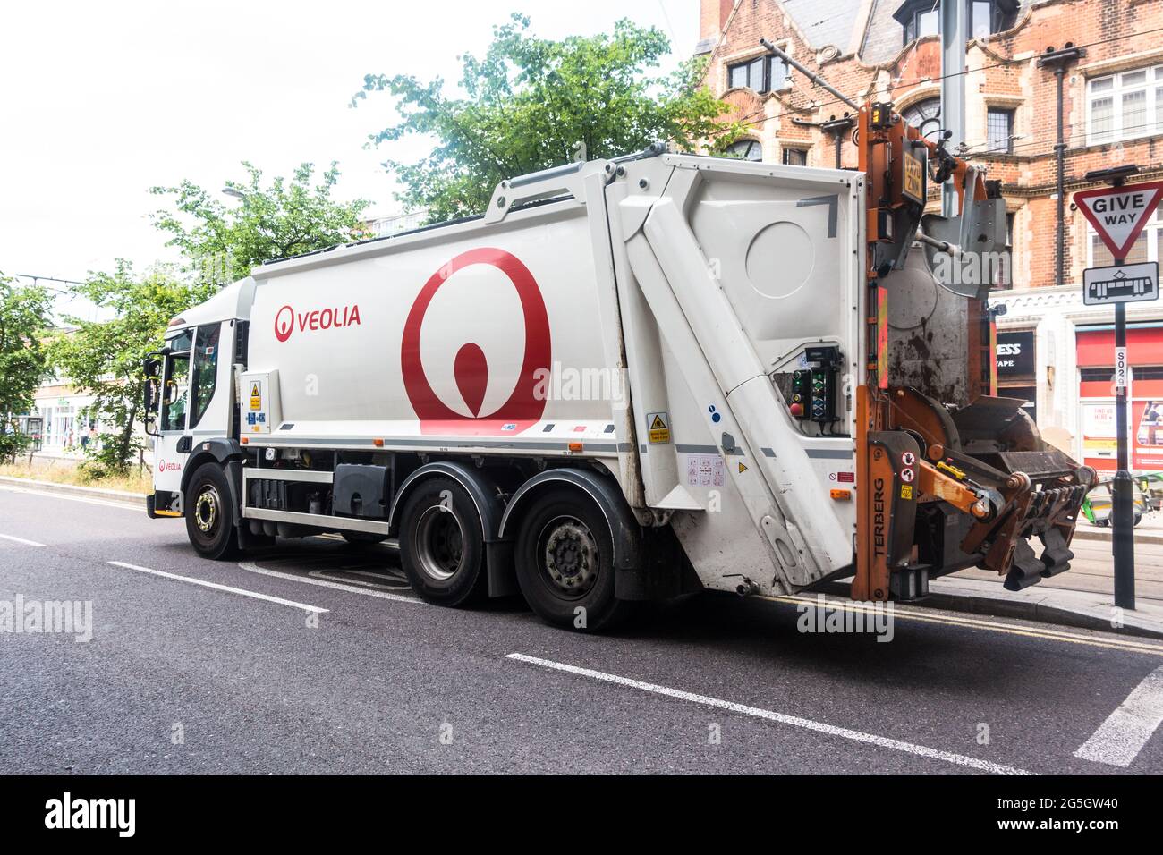 Un camion de ramassage de déchets Veolia sur la route Photo Stock - Alamy