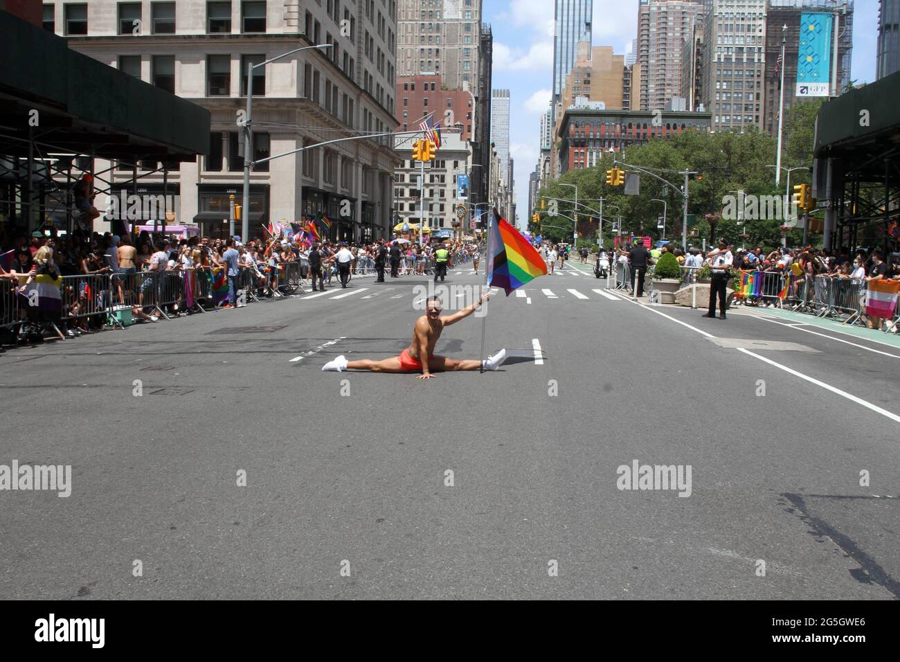 27 juin 2021, New York, New York, États-Unis : parade de la fierté de la ville de New York 2021. LBGTQ.les participants marchent vers le bas de la 5e ave à Manhattan dans un défilé modifié à cause de Covid. (Image crédit : © Bruce Cotler/ZUMA Wire) Banque D'Images