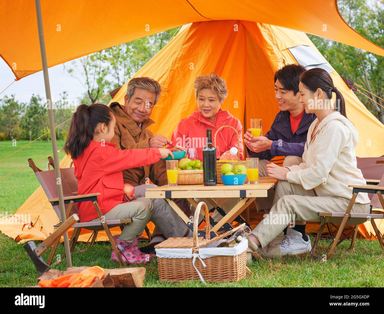 Une famille heureuse de cinq ayant un pique-nique à l'extérieur photo de haute qualité Banque D'Images
