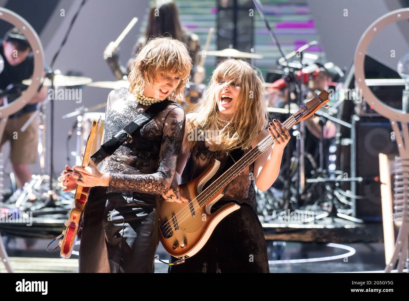 Thomas Raggi et Victoria de Angelis de Måneskin en concert au Polsat SuperHit Festiwal 2021 à l'Opéra Lesna (Opéra forestier) à Sopot, en Pologne. 26 juin Banque D'Images