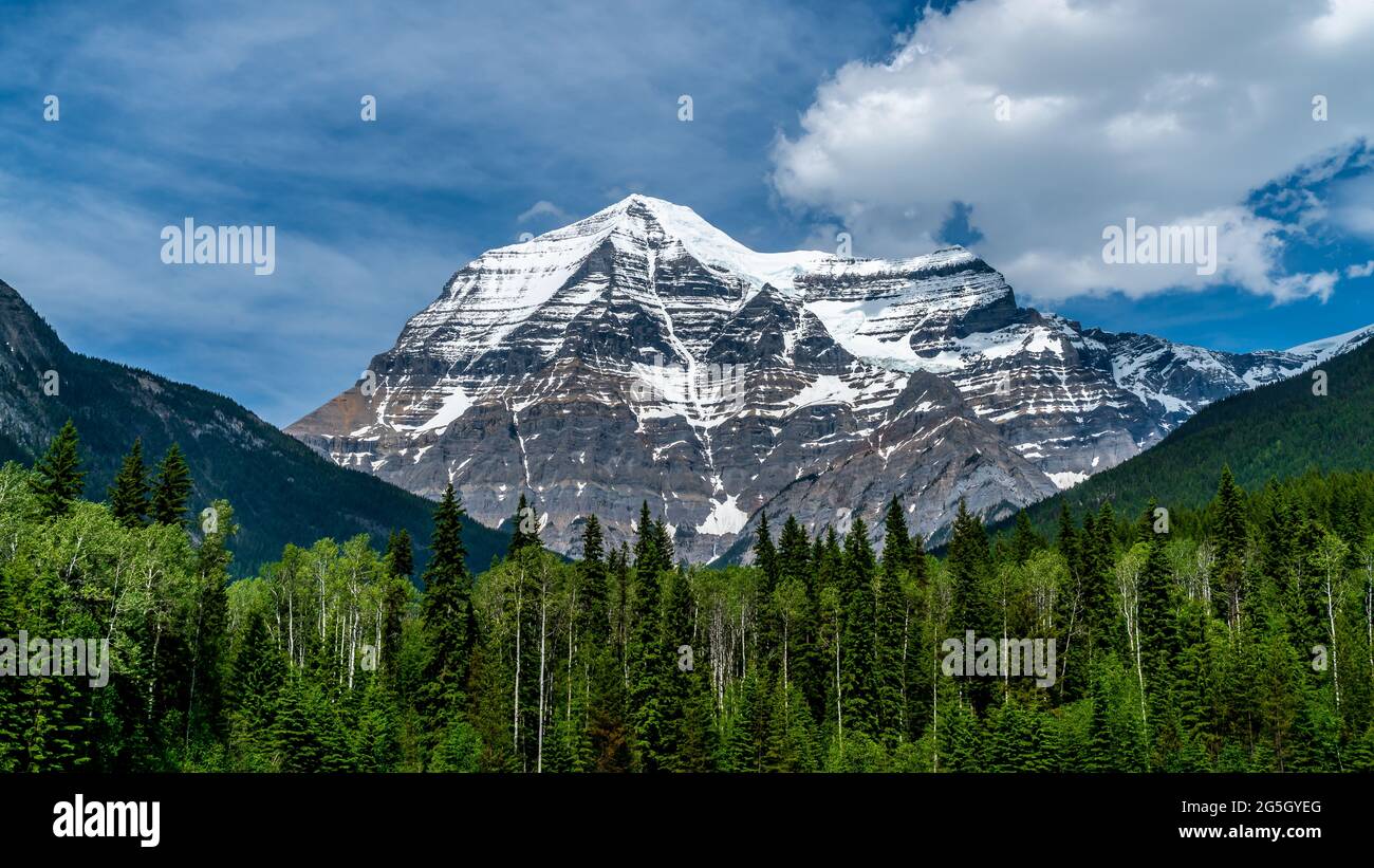 Une vue inhabituelle. Mount Robson, le plus haut sommet des Rocheuses canadiennes, en Colombie-Britannique, au Canada, par temps clair. Elle est généralement couverte par un nuage Banque D'Images