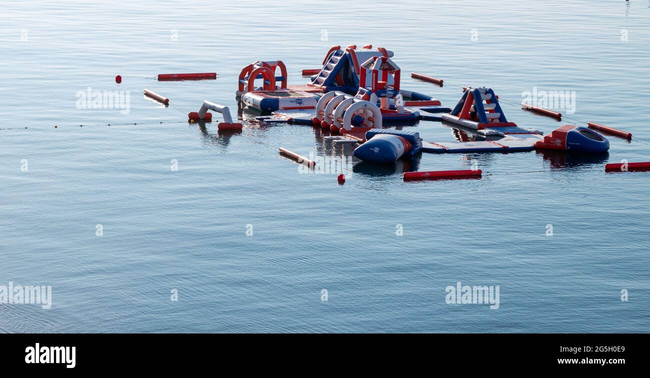 Un parc aquatique gonflable à l'extérieur Banque D'Images