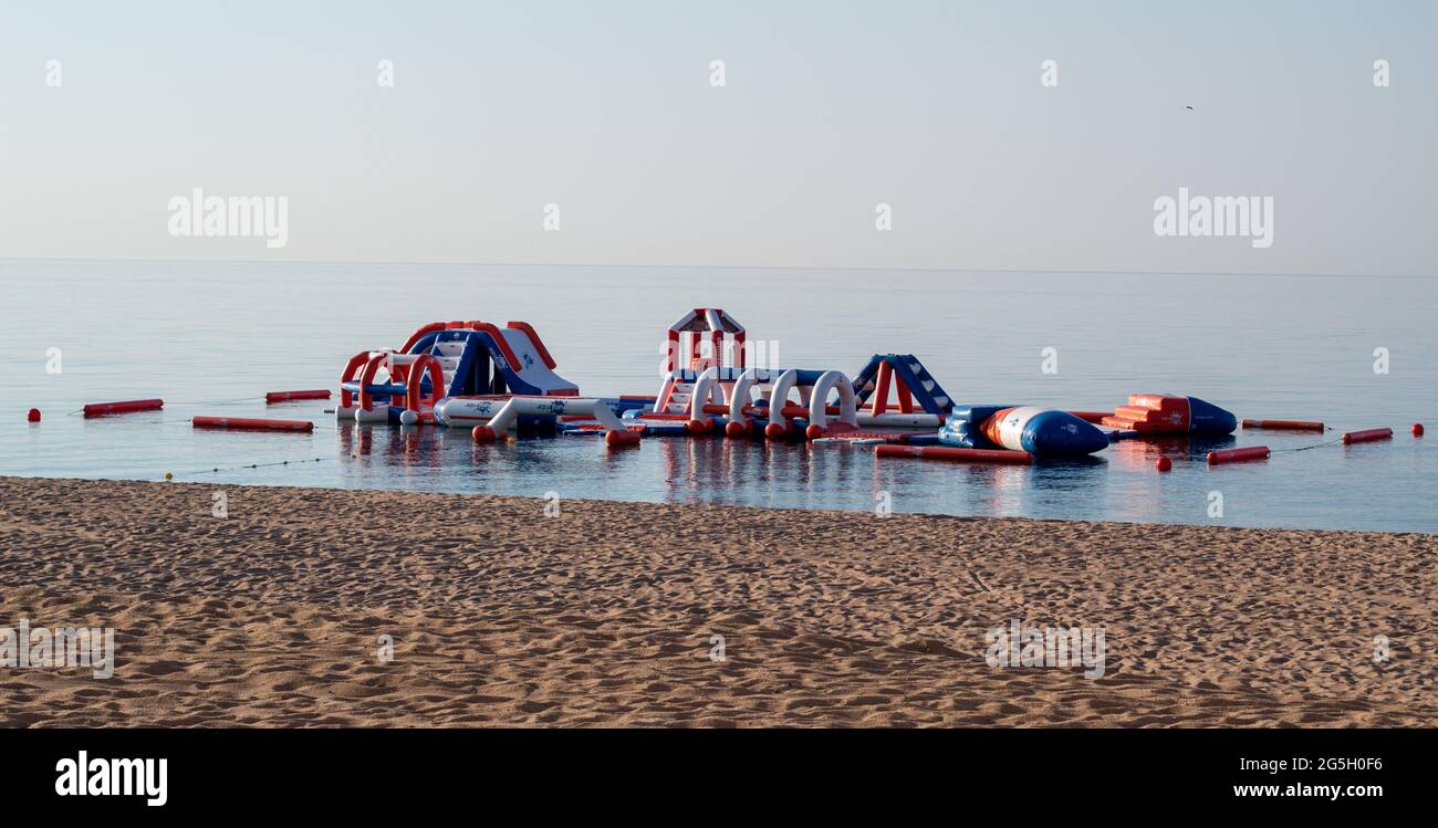 Un parc aquatique gonflable près de la plage Banque D'Images