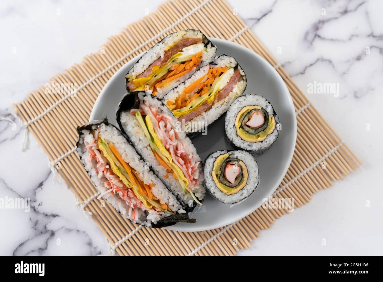 Châles kimbap à sushis de style coréen et japonais Banque D'Images