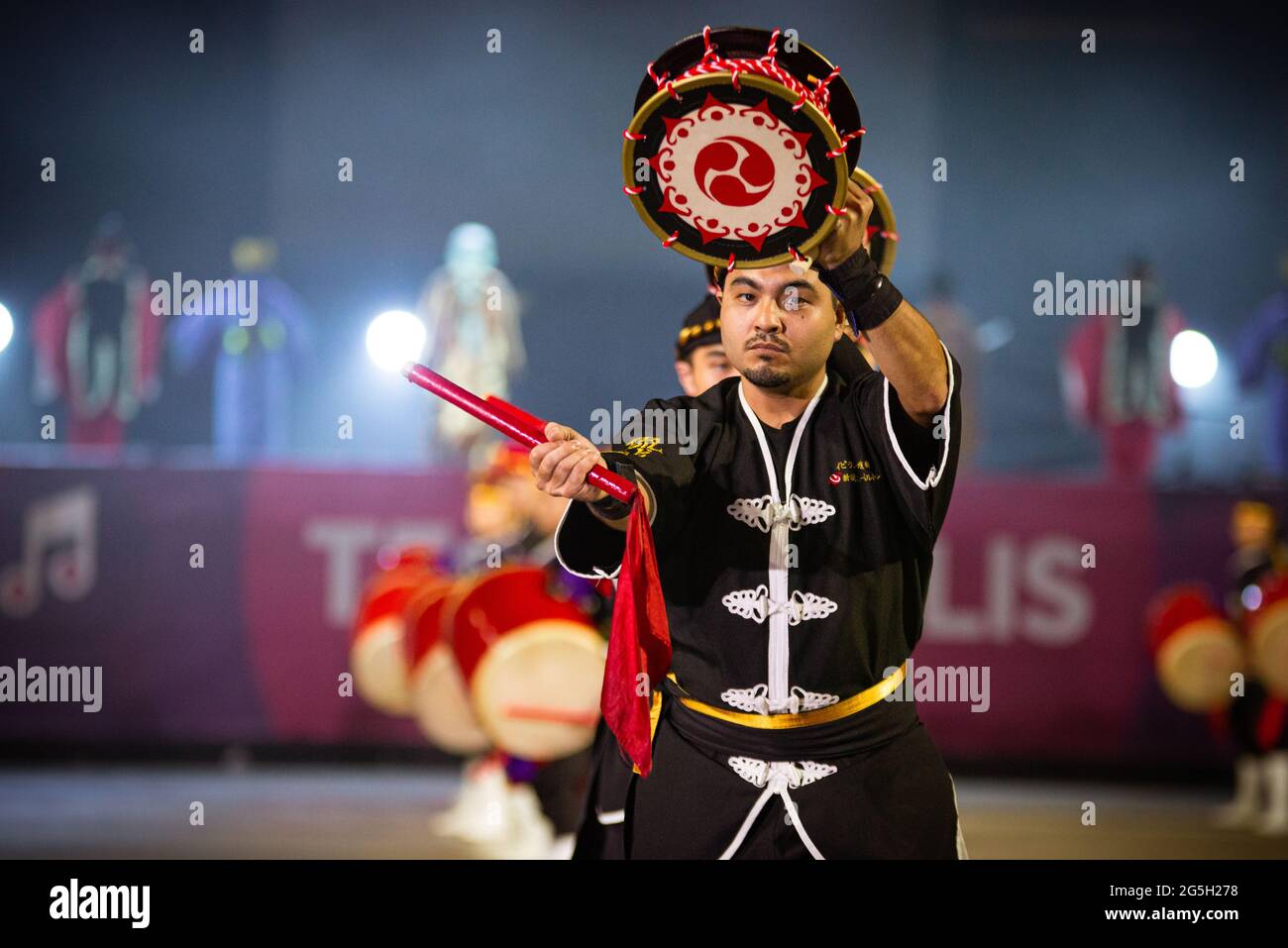 Des groupes d'artistes jouent et dansent la musique typique d'Okinawa ancienne 'Ryukyukoku Matsuri Daiko' au stade Tecnopolis à Buenos Aires, en Argentine. Banque D'Images