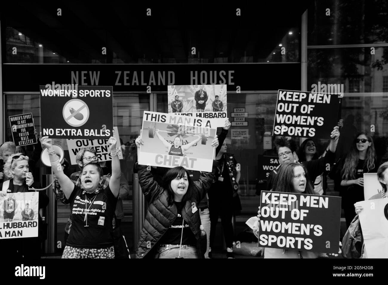 Manifestation contre l'haltérophile néo-zélandais Laurel Hubbard devant la Maison de Nouvelle-Zélande à Londres le dimanche 27 juin 2021. Banque D'Images