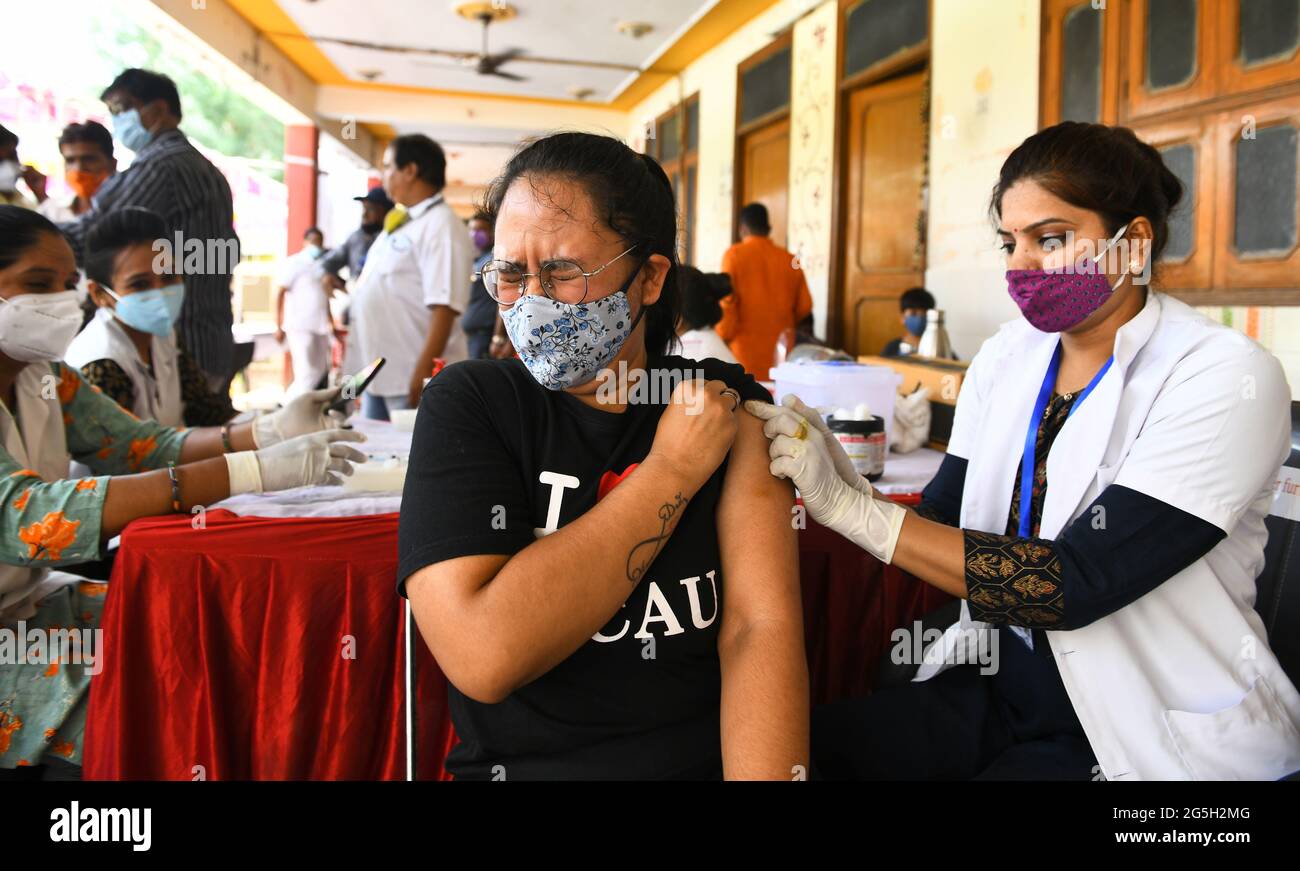 Un jeune bénéficiaire réagit alors qu'il reçoit une dose de Covishield (vaccin COVID-19) lors d'une campagne de vaccination spéciale dans un centre de vaccination de Beawar. Le premier cas de la variante Delta-plus du coronavirus dans le Rajasthan a été trouvé dans le Bikaner. L'échantillon d'une femme qui a été testée positive pour le coronavirus a été envoyé à l'Institut national de virologie de Pune le 30 mai pour le séquençage du génome et son rapport d'essai a eu lieu le 25 juin. Au total, 48 cas de Delta plus et quatre décès ont été signalés dans 10 États de l'Inde. (Photo de Sumit Saraswat/Pacific Press) Banque D'Images