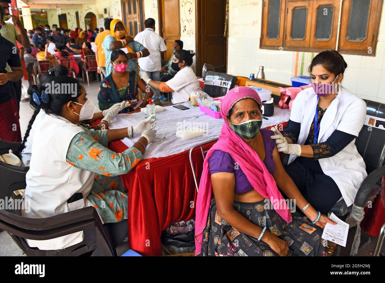 Les agents de santé administrent une dose de Covishield (vaccin COVID-19) aux bénéficiaires lors d'une campagne spéciale de vaccination dans un centre de vaccination de Beawar. Le premier cas de la variante Delta-plus du coronavirus dans le Rajasthan a été trouvé dans le Bikaner. L'échantillon d'une femme qui a été testée positive pour le coronavirus a été envoyé à l'Institut national de virologie de Pune le 30 mai pour le séquençage du génome et son rapport d'essai a eu lieu le 25 juin. Au total, 48 cas de Delta plus et quatre décès ont été signalés dans 10 États de l'Inde. (Photo de Sumit Saraswat/Pacific Press) Banque D'Images
