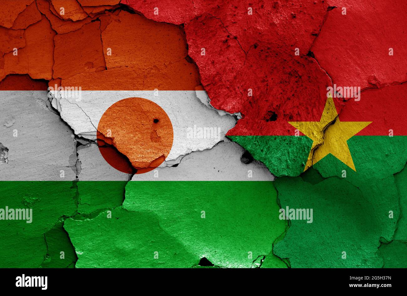 Drapeaux du Niger et du Burkina Faso peints sur un mur fissuré Banque D'Images