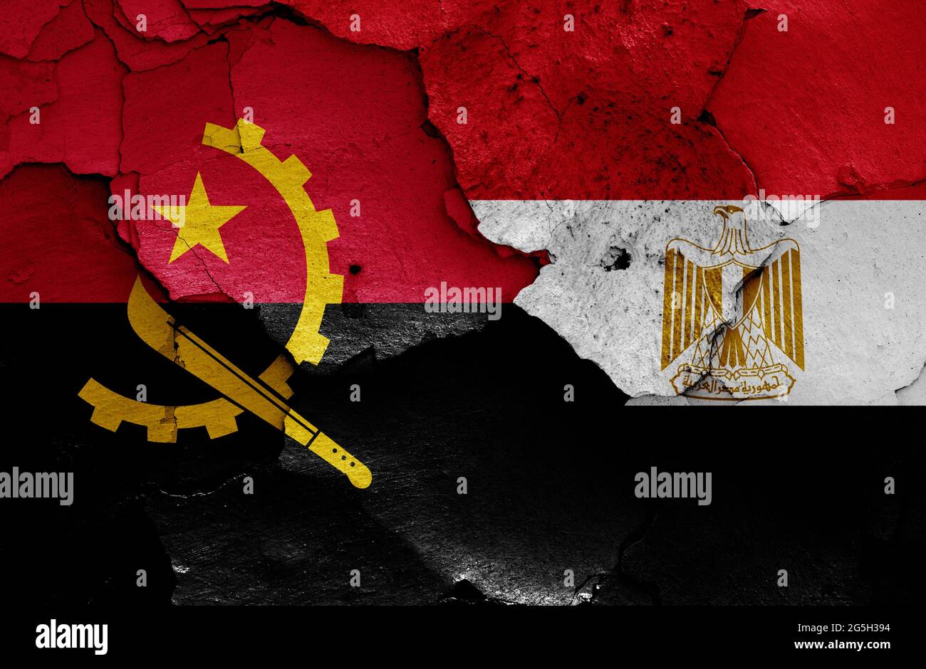 Drapeaux de l'Angola et de l'Égypte peints sur un mur fissuré Banque D'Images