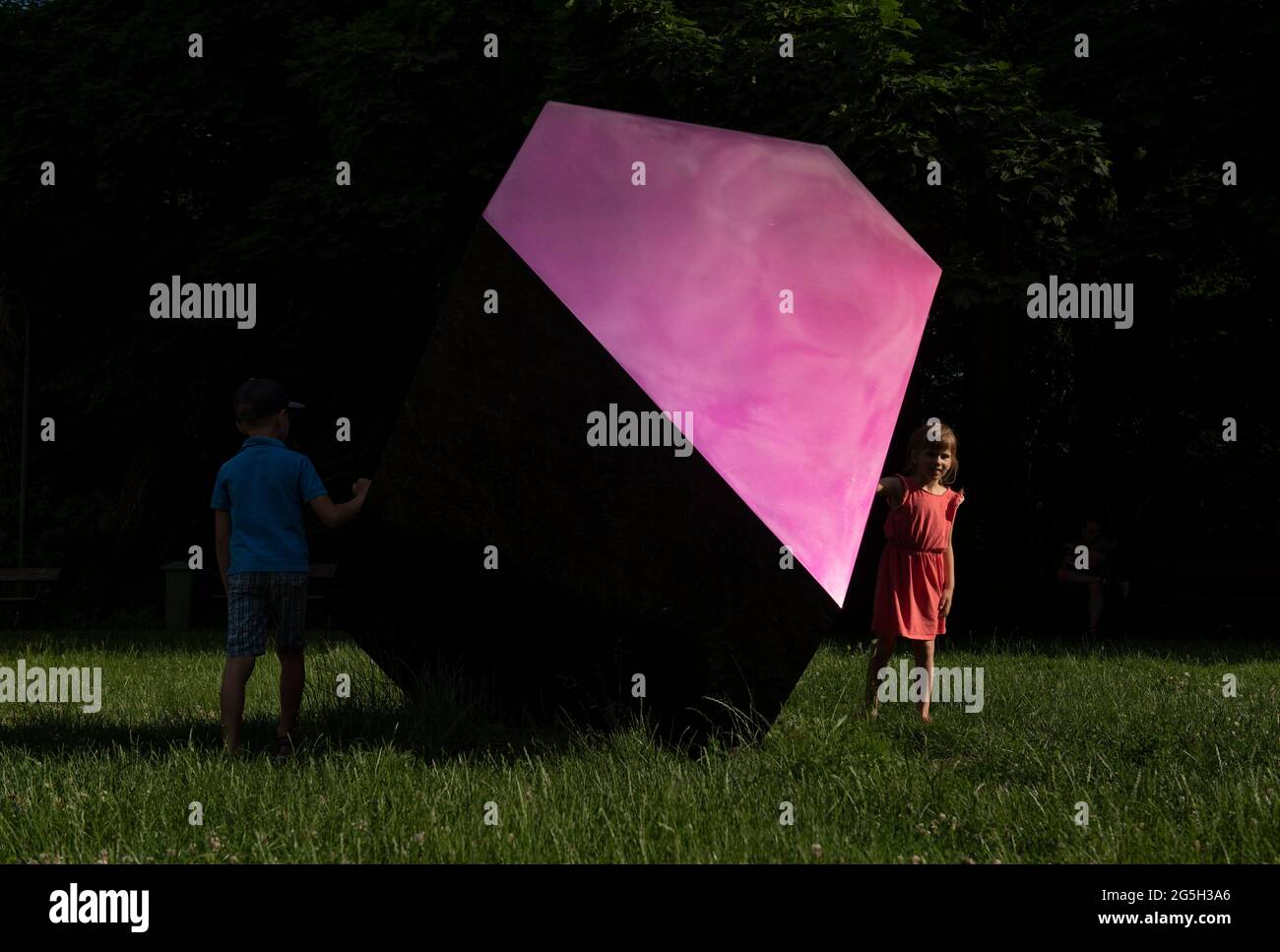 Varsovie, Varsovie, Pologne. 27 juin 2021. Les enfants jouent autour d'une sculpture intitulée Melancholia (mélancolie) de l'artiste polonais Maurycy Gomulicki qui est situé dans le parc Krolikarnia le 27 juin 2021 à Varsovie, Pologne. Crédit: Aleksander Kalka/ZUMA Wire/Alay Live News Banque D'Images