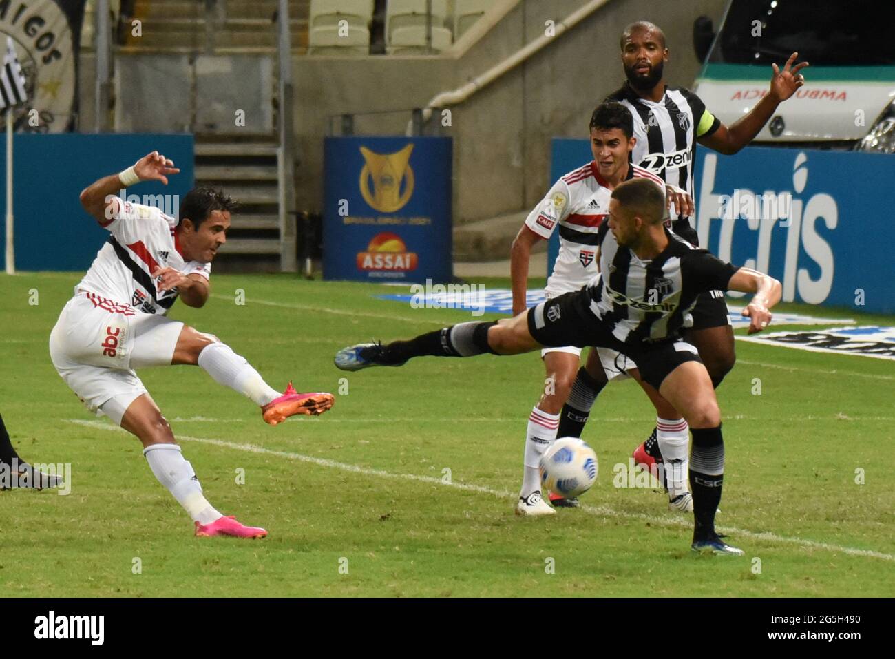 Fortaleza, Brésil. 27 juin 2021. Eder de São Paulo pendant le match de football de Campeonato Brasileiro entre Ceará et São Paulo FC à l'Arena Castelao, Fortaleza, Brésil. Crédit: SPP Sport presse photo. /Alamy Live News Banque D'Images