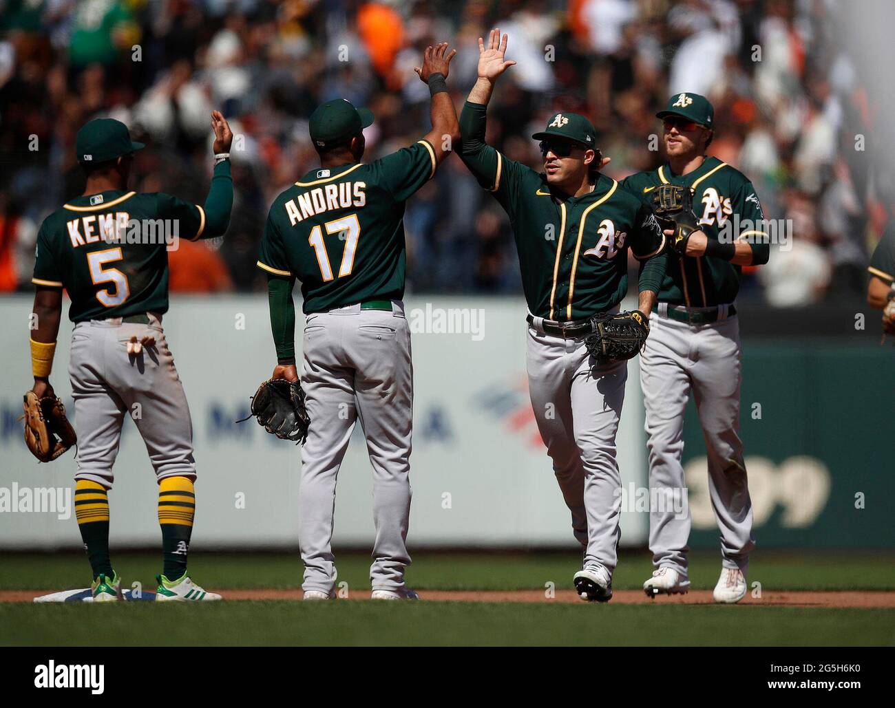 San Francisco, États-Unis. 27 juin 2021. Ramon Laureano d'Oakland Athletics (22) High-fives Elvis Andra d'Oakland Athletics (17) après leur victoire de 6-2 sur les San Francisco Giants au parc Oracle de San Francisco, en Californie, le dimanche 27 juin 2021. (Photo de Nhat V. Meyer/Bay Area News Group/TNS/Sipa USA) crédit: SIPA USA/Alay Live News Banque D'Images