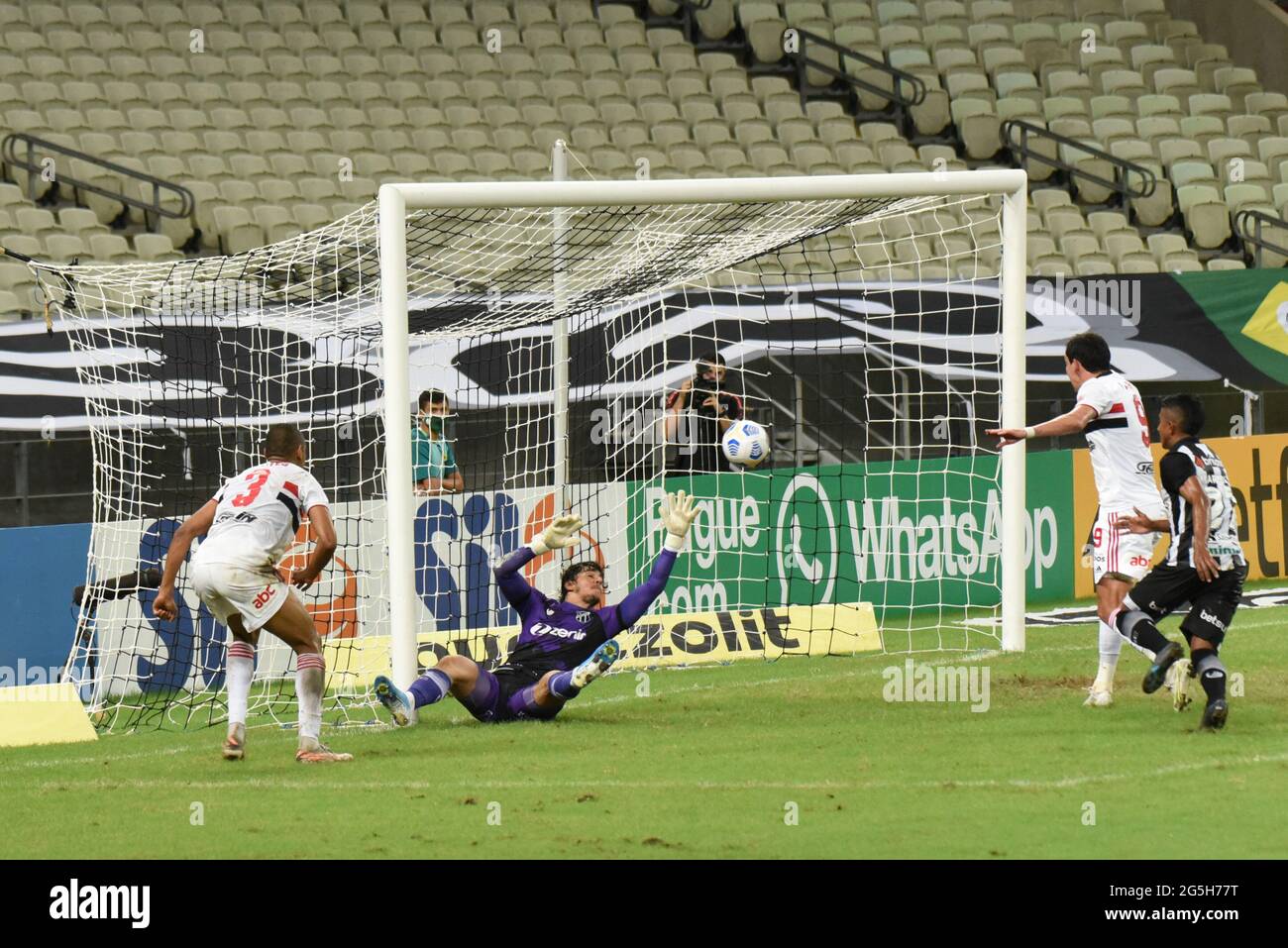 Fortaleza, Brésil. 27 juin 2021. B. Alves de São Paulo pendant le match de football de Campeonato Brasileiro entre Ceará et São Paulo FC à l'Arena Castelao, Fortaleza, Brésil. Crédit: SPP Sport presse photo. /Alamy Live News Banque D'Images