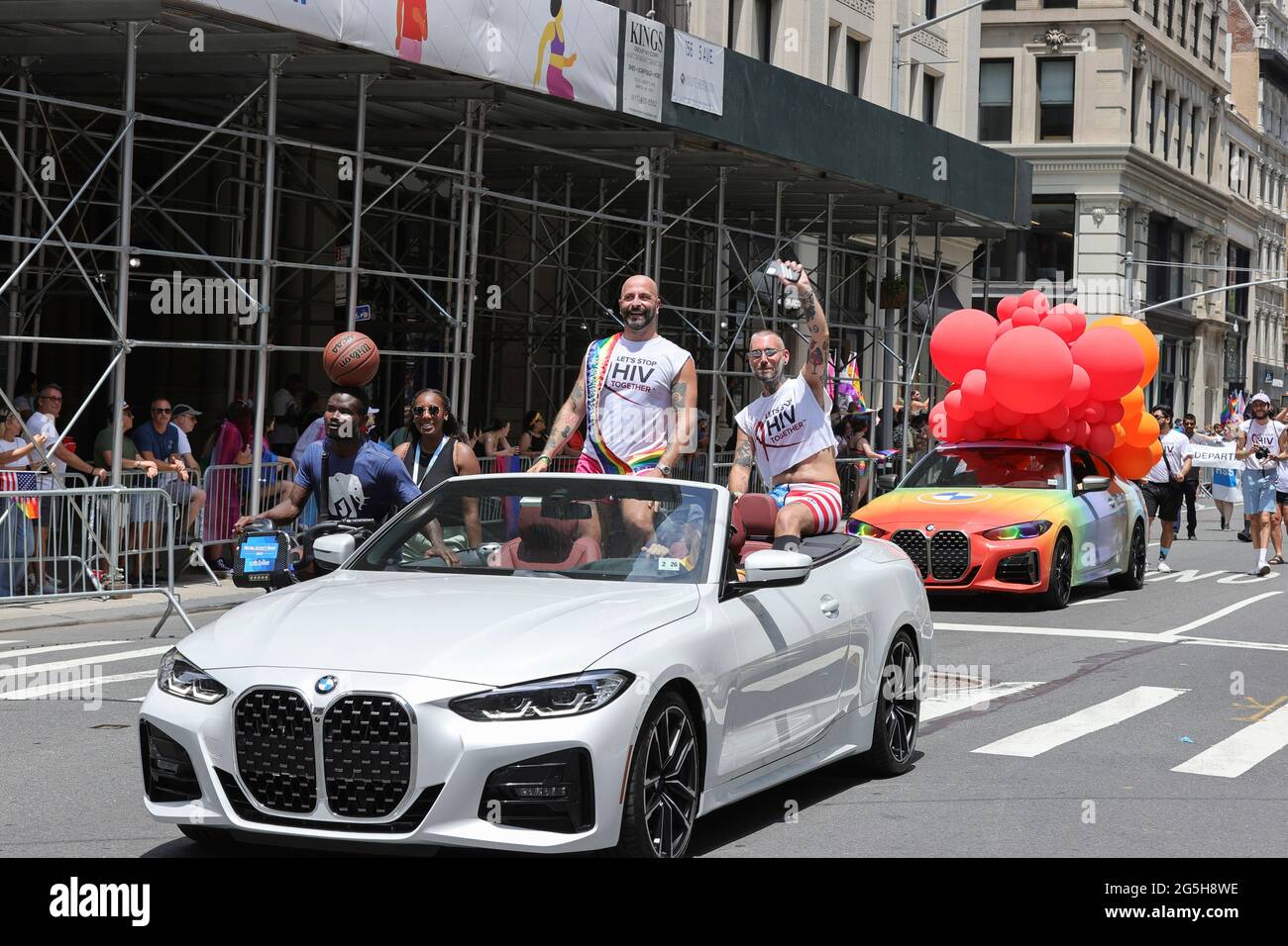 Manhattan, New York, États-Unis, le 27 juin 2021 - Grand Marshals Wilson Cruz, Dr. Demeter Daskalakis et des milliers de personnes ont participé à la gay Pride Parade 2021 aujourd'hui à New York. Photo: Crédit PHOTO Luiz Rampelotto/EuropaNewswire OBLIGATOIRE. Banque D'Images
