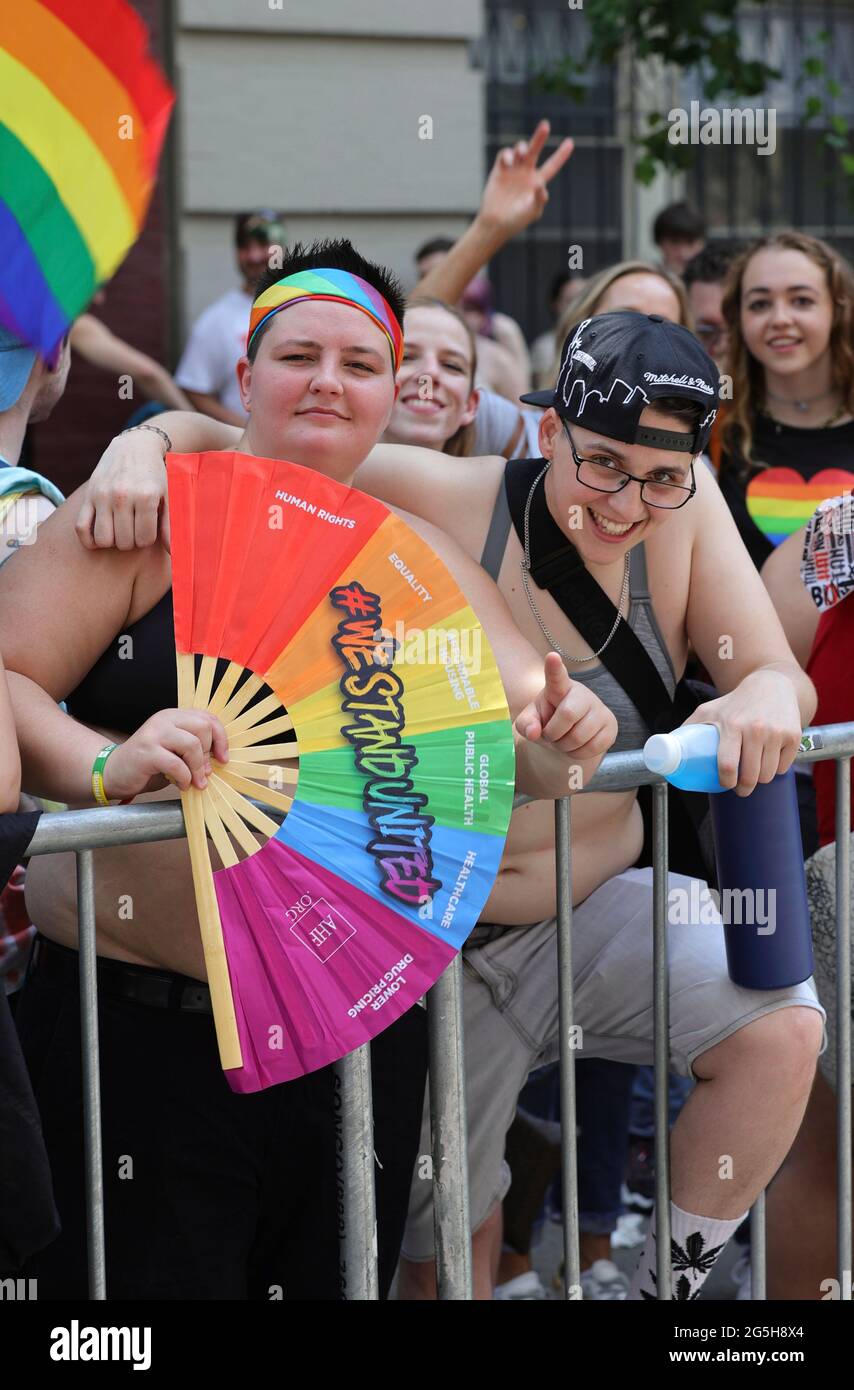 Manhattan, New York, États-Unis, le 27 juin 2021 - des milliers de personnes ont participé aujourd'hui à la gay Pride Parade 2021 à New York. Photo: Crédit PHOTO Luiz Rampelotto/EuropaNewswire OBLIGATOIRE. Banque D'Images