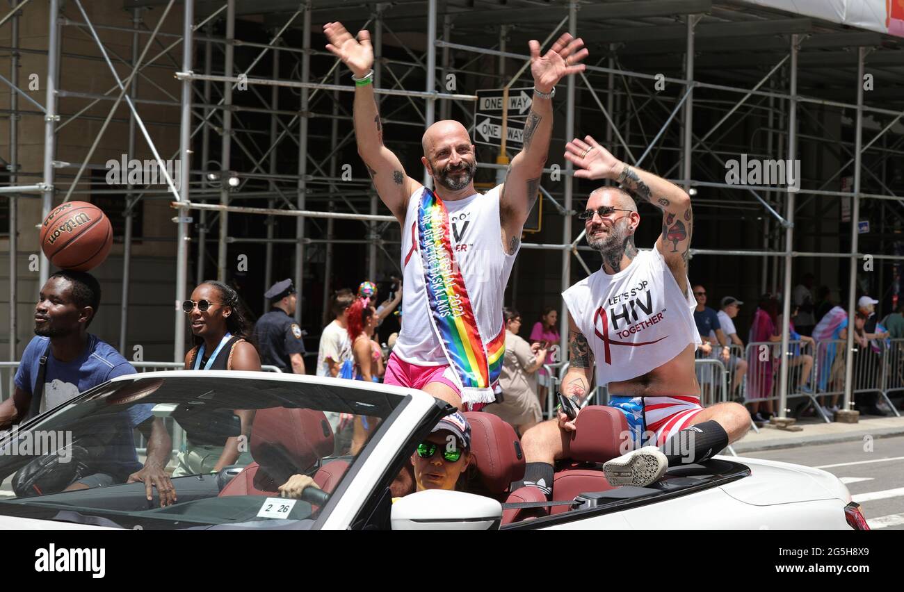 Manhattan, New York, États-Unis, le 27 juin 2021 - Grand Marshals Wilson Cruz, Dr. Demeter Daskalakis et des milliers de personnes ont participé à la gay Pride Parade 2021 aujourd'hui à New York. Photo: Crédit PHOTO Luiz Rampelotto/EuropaNewswire OBLIGATOIRE. Banque D'Images