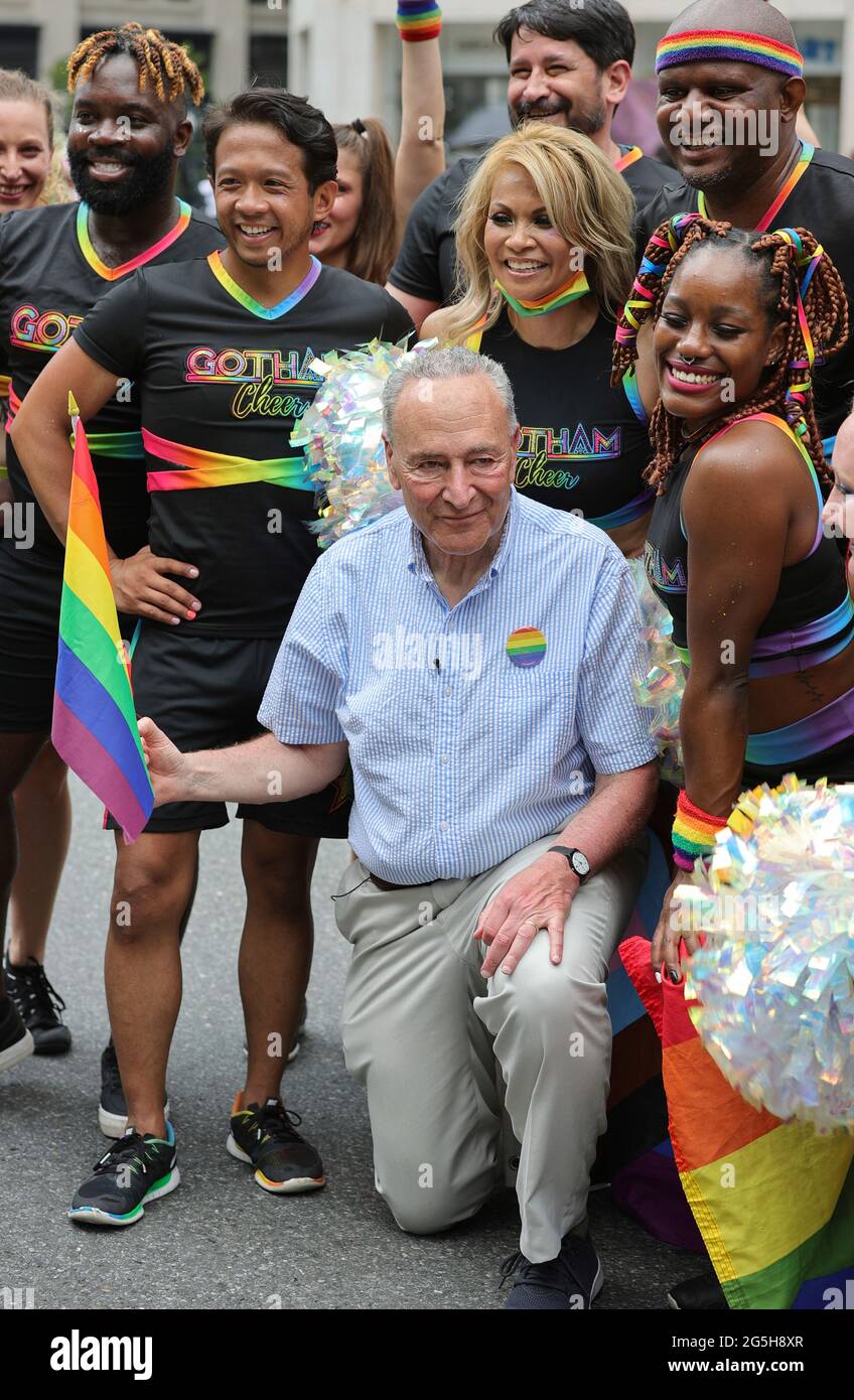 Manhattan, New York, États-Unis, le 27 juin 2021 - le sénateur Chuck Schumer et des milliers de personnes ont participé aujourd'hui à la gay Pride Parade 2021 à New York. Photo: Crédit PHOTO Luiz Rampelotto/EuropaNewswire OBLIGATOIRE. Banque D'Images