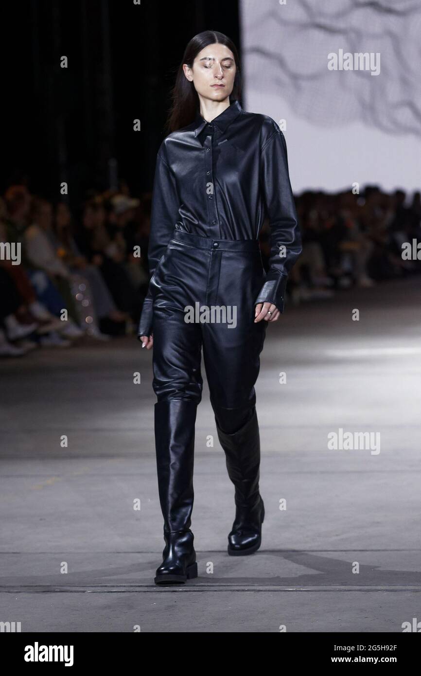 Un modèle marche sur la piste pendant le spectacle BASSIKE Winter Collection 2021 pendant les collections de l'AAFW Resort 2022 à Carriageworks le 1er juin 2021 à Sy Banque D'Images