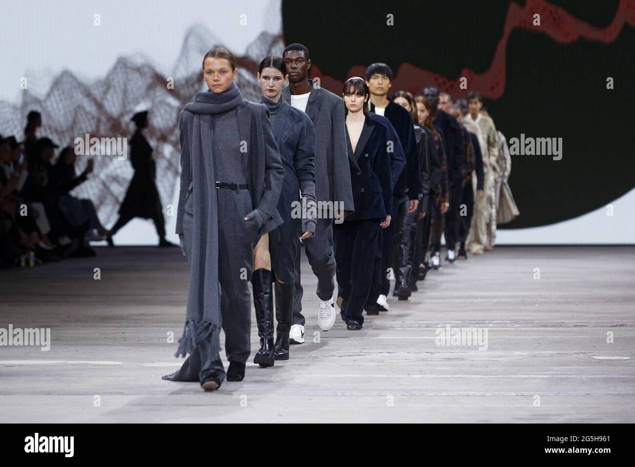 Les modèles marchent sur la piste pendant le spectacle BASSIKE Winter Collection 2021 pendant les collections de l'AAFW Resort 2022 à Carriageworks le 1er juin 2021 à Sydn Banque D'Images