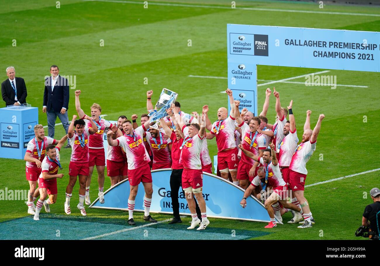 Les joueurs de Harlequins fêtent avec le trophée après avoir remporté la première finale de rugby Gallagher, Exeter Chiefs -V- Harlequins, le samedi 26 juin, Banque D'Images
