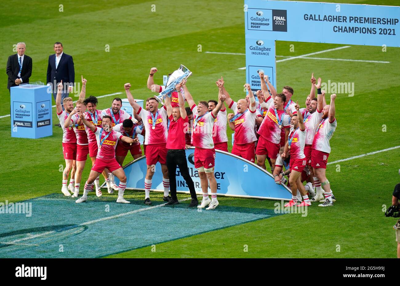 Les joueurs de Harlequins fêtent avec le trophée après avoir remporté la première finale de rugby Gallagher, Exeter Chiefs -V- Harlequins, le samedi 26 juin, Banque D'Images