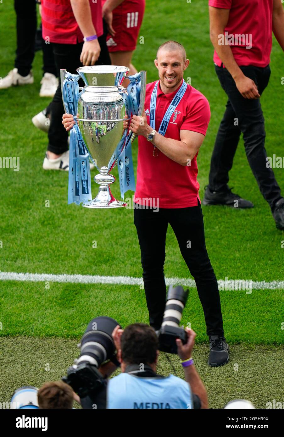 Harlequins Mike Brown célèbre avec le trophée après avoir remporté la première finale de rugby Gallagher, Exeter Chiefs -V- Harlequins, le samedi juin Banque D'Images