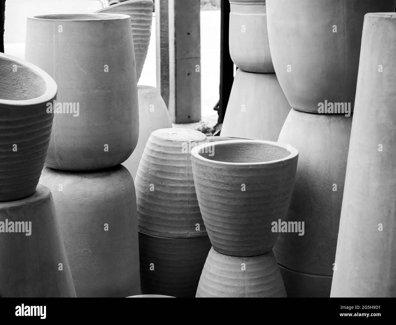 Pot en béton divers. Beaucoup de formes rondes, type et style de pots de plantes. Vider l'arrière-plan géométrique du planteur de ciment. Banque D'Images