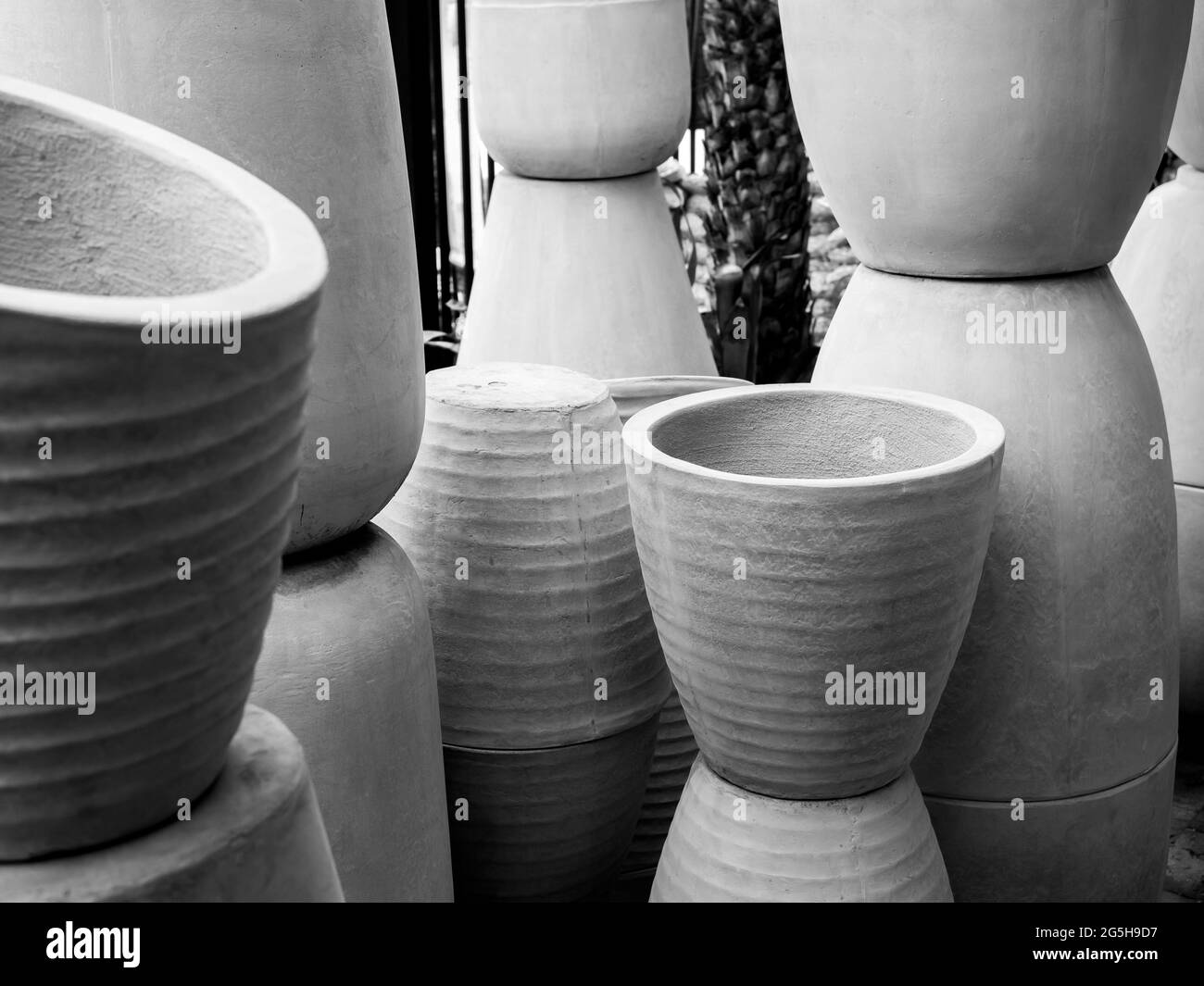 Pot en béton divers. Beaucoup de formes rondes, type et style de pots de plantes. Vider l'arrière-plan géométrique du planteur de ciment. Banque D'Images