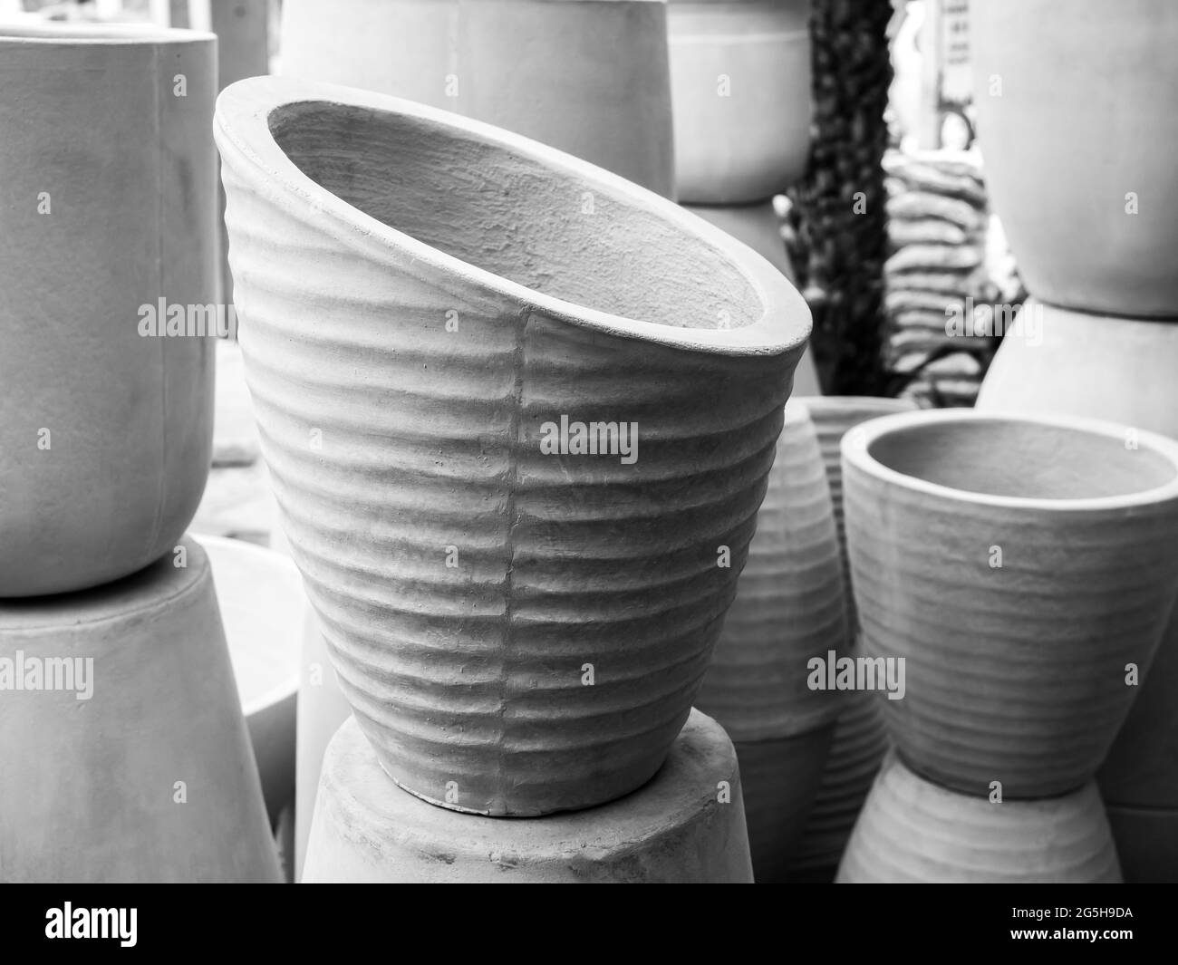 Pot en béton divers. Beaucoup de formes rondes, type et style de pots de plantes. Vider l'arrière-plan géométrique du planteur de ciment. Banque D'Images
