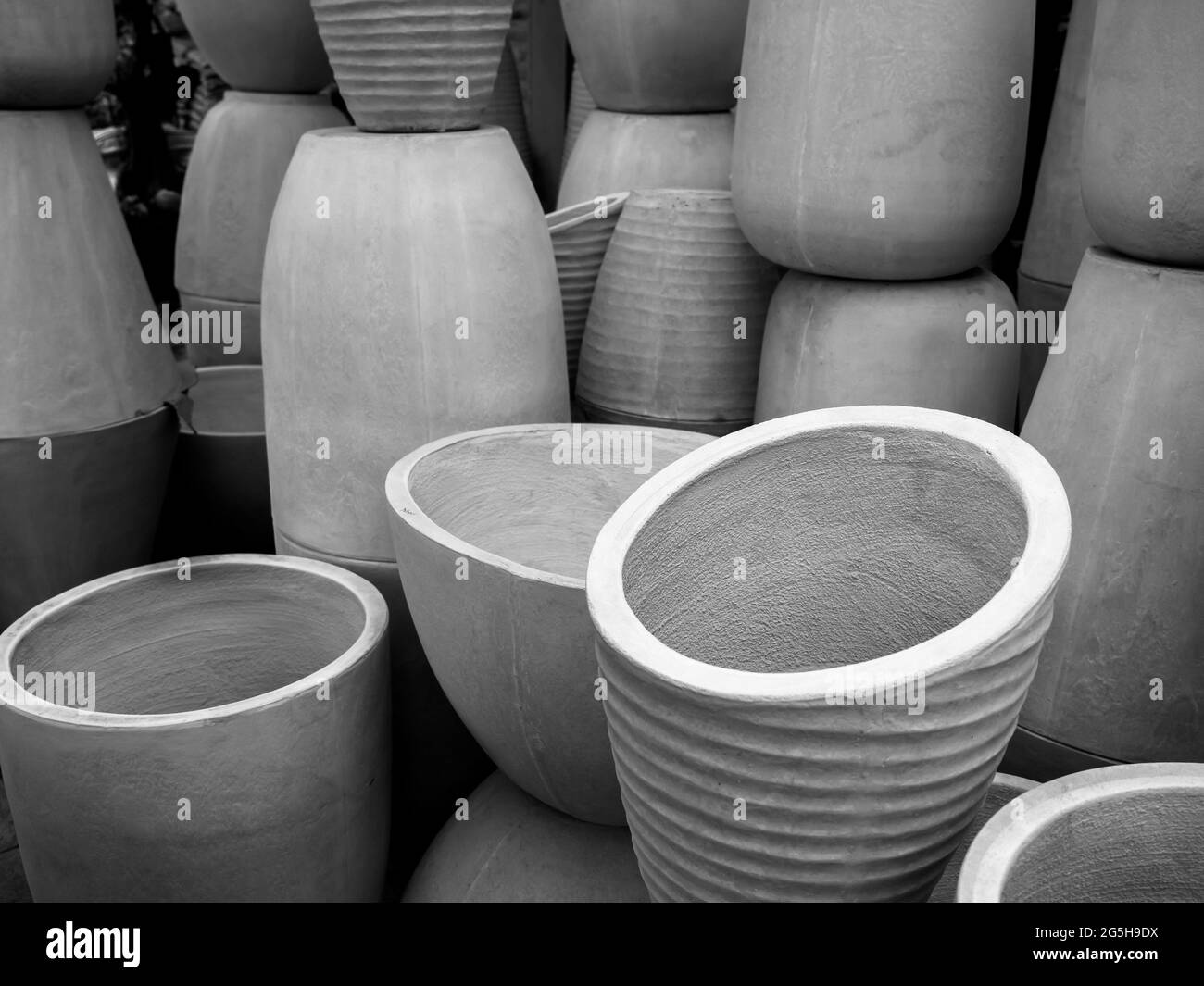 Pot en béton divers. Beaucoup de formes rondes, type et style de pots de plantes. Vider l'arrière-plan géométrique du planteur de ciment. Banque D'Images