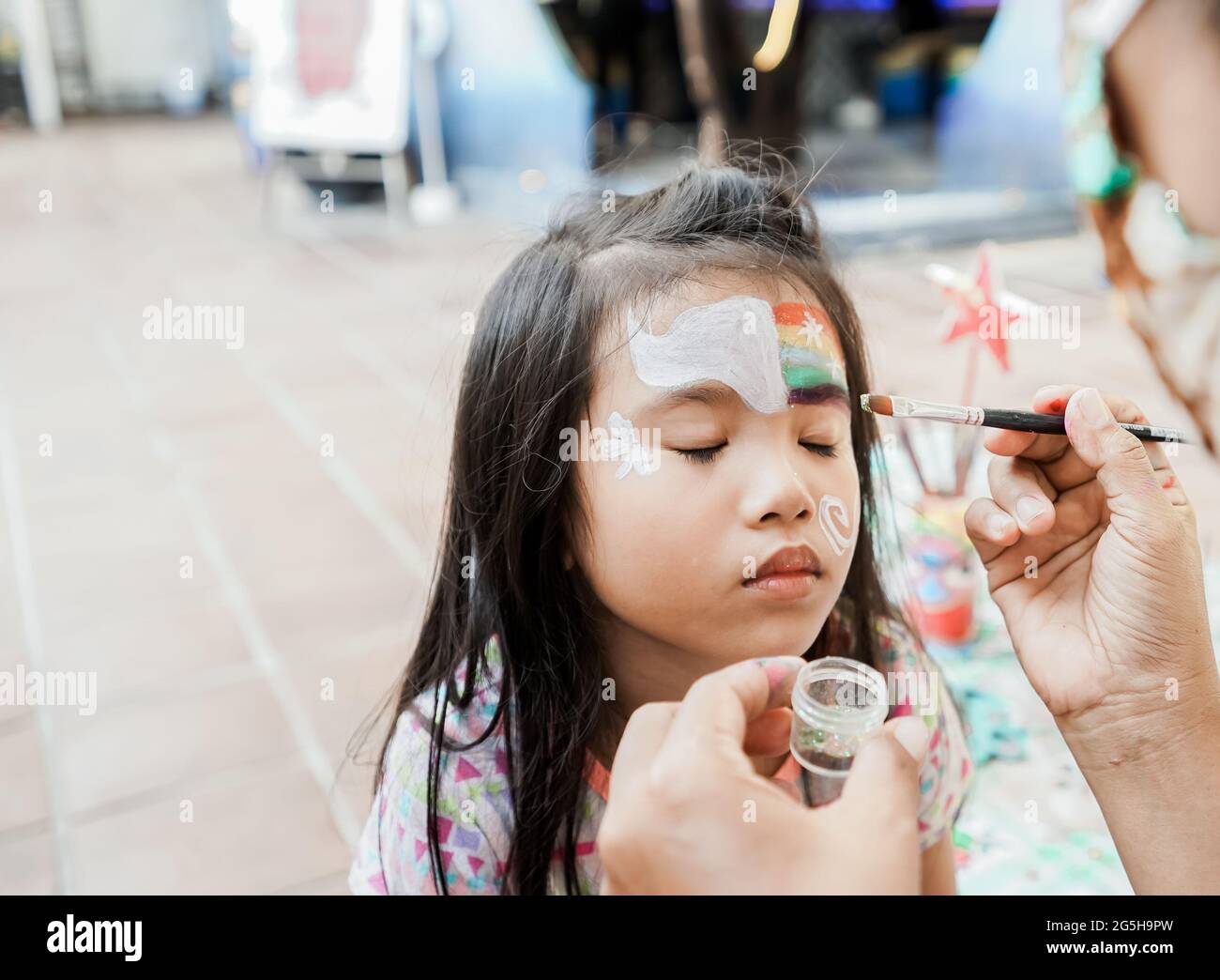 enfant asiatique préchoix avec peinture de visage. Faites le maquillage  Photo Stock - Alamy
