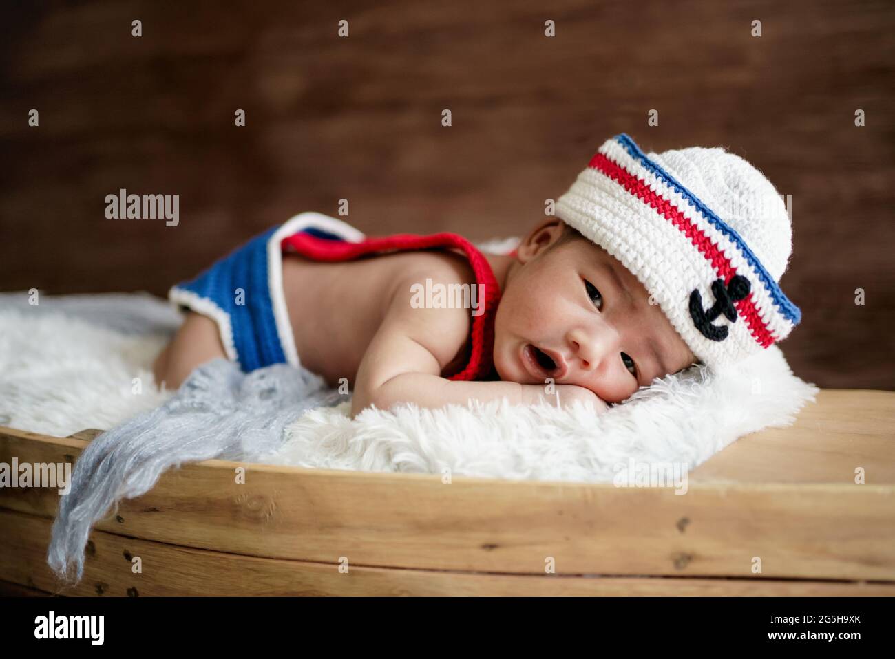 Nouveau Ne Bebe Garcon Portant Un Chapeau De Marin Blanc Et Bleu Photo Stock Alamy