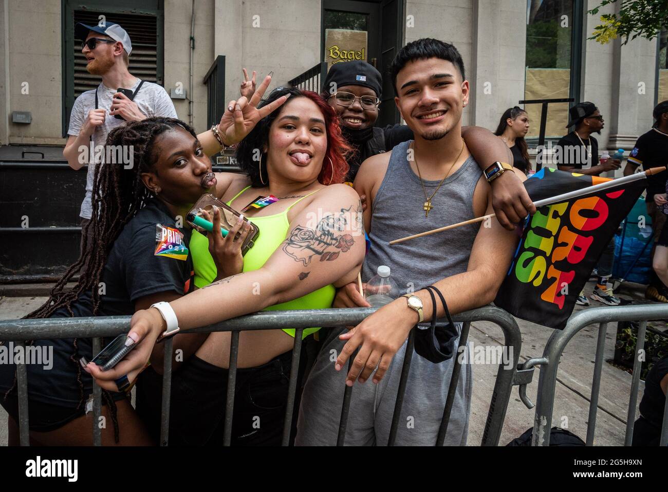 Des milliers de New-Yorkais ont célébré la gay Pride dans le village de New York le 27 juin 2021. Avec de nombreux New-Yorkais vaccinés et la levée de la plupart des restrictions de la COVID-19, les locaux et les propriétaires non-résidents ont rejoint la fête, même si la traditionnelle parade de la fierté a eu lieu pratiquement pour la deuxième fois. (Photo de Gabriele Holtermann/Sipa USA) crédit: SIPA USA/Alay Live News Banque D'Images