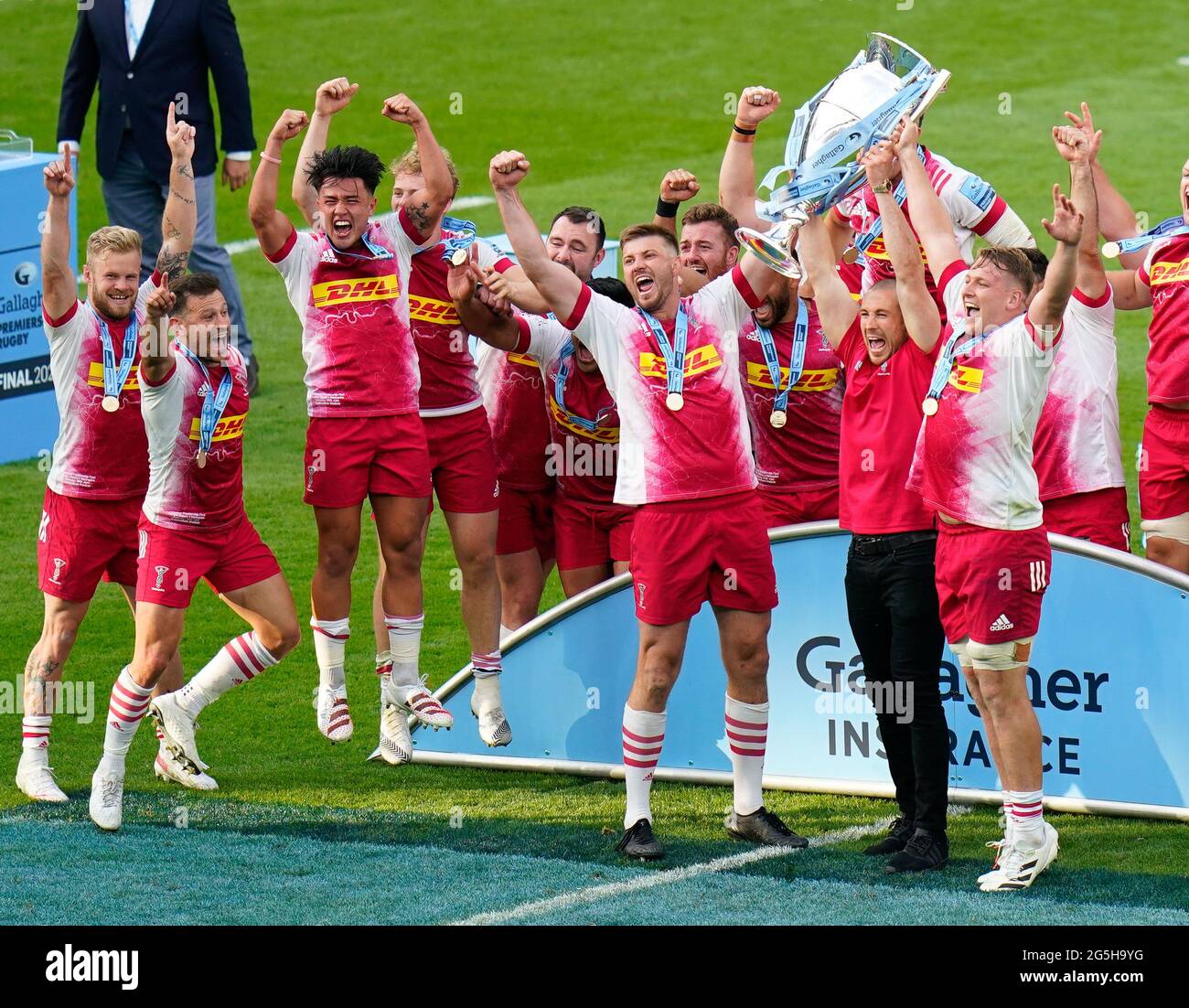 Les joueurs de Harlequins fêtent avec le trophée après avoir remporté la première finale de rugby Gallagher, Exeter Chiefs -V- Harlequins, le samedi 26 juin, Banque D'Images