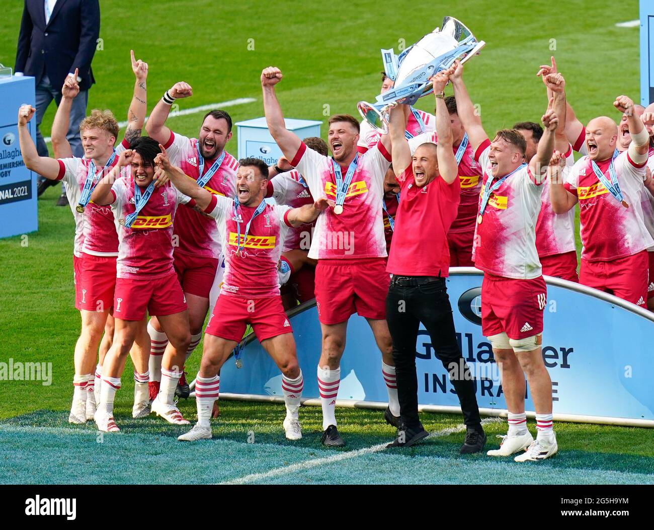 Les joueurs de Harlequins fêtent avec le trophée après avoir remporté la première finale de rugby Gallagher, Exeter Chiefs -V- Harlequins, le samedi 26 juin, Banque D'Images