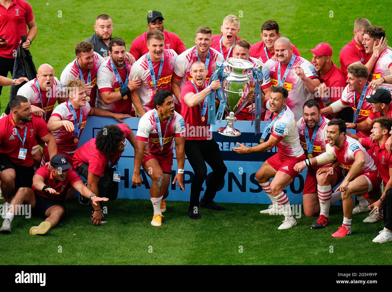 Les joueurs de Harlequins fêtent avec le trophée après avoir remporté la première finale de rugby Gallagher, Exeter Chiefs -V- Harlequins, le samedi 26 juin, Banque D'Images