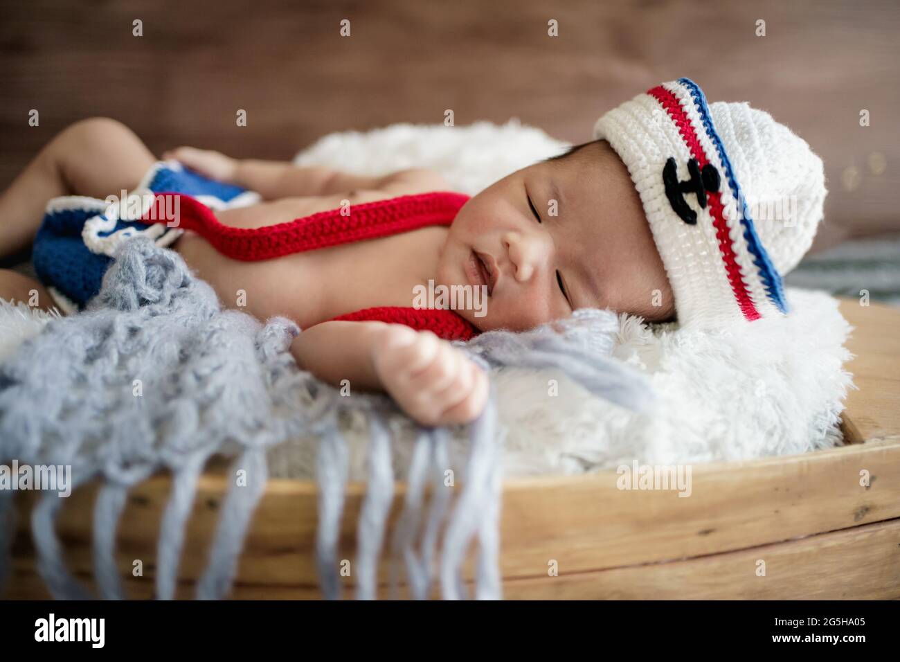 nouveau-né bébé garçon portant un chapeau de marin blanc et bleu Photo  Stock - Alamy