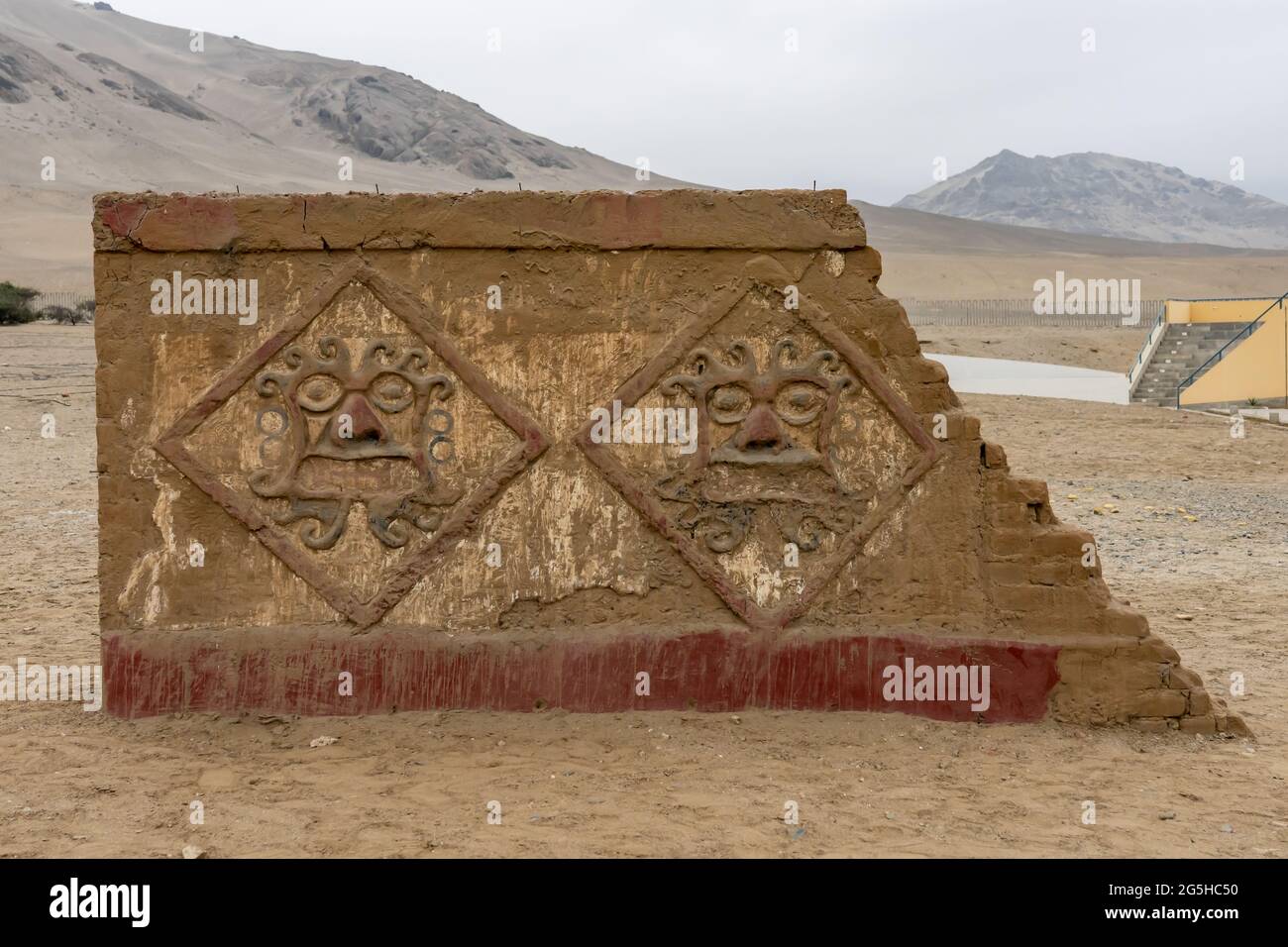 Les temples du Soleil et de la Lune à Trujillo, au Pérou, sont un site classé au patrimoine mondial de l'UNESCO Banque D'Images