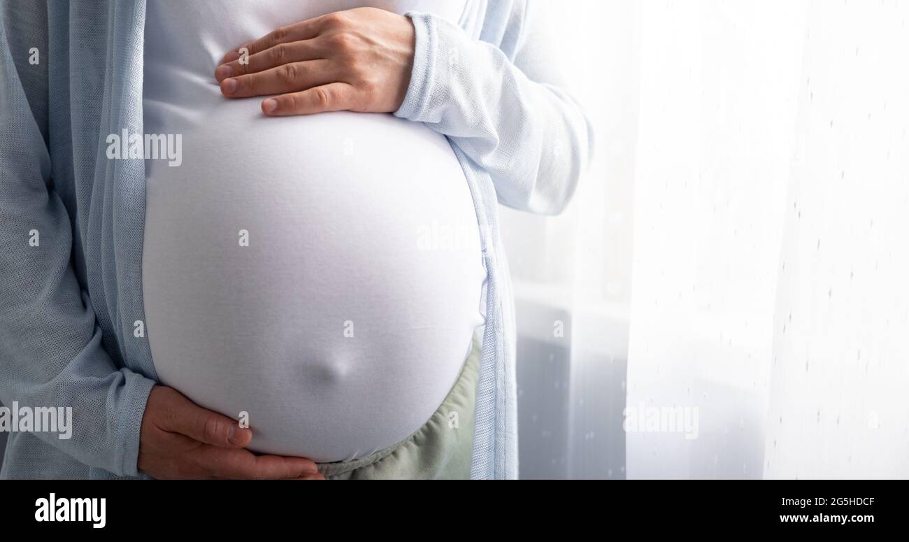 Grossesse En Bonne Sante Femme Enceinte Avec Le Gros Ventre Grossesse Avancee Dans Les Mains Espace De Copie De Banniere Pour Le Texte Elegante Mere En Attente De Bebe Photo Stock