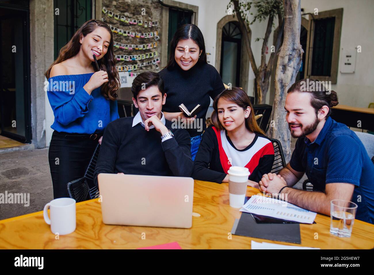 Jeunes étudiants d'université latine étudiant avec l'ordinateur à l'université en Amérique latine Banque D'Images Jeunes étudiants d'université latine étudiant avec l'ordinateur à l'université en Amérique latine Banque D'Images