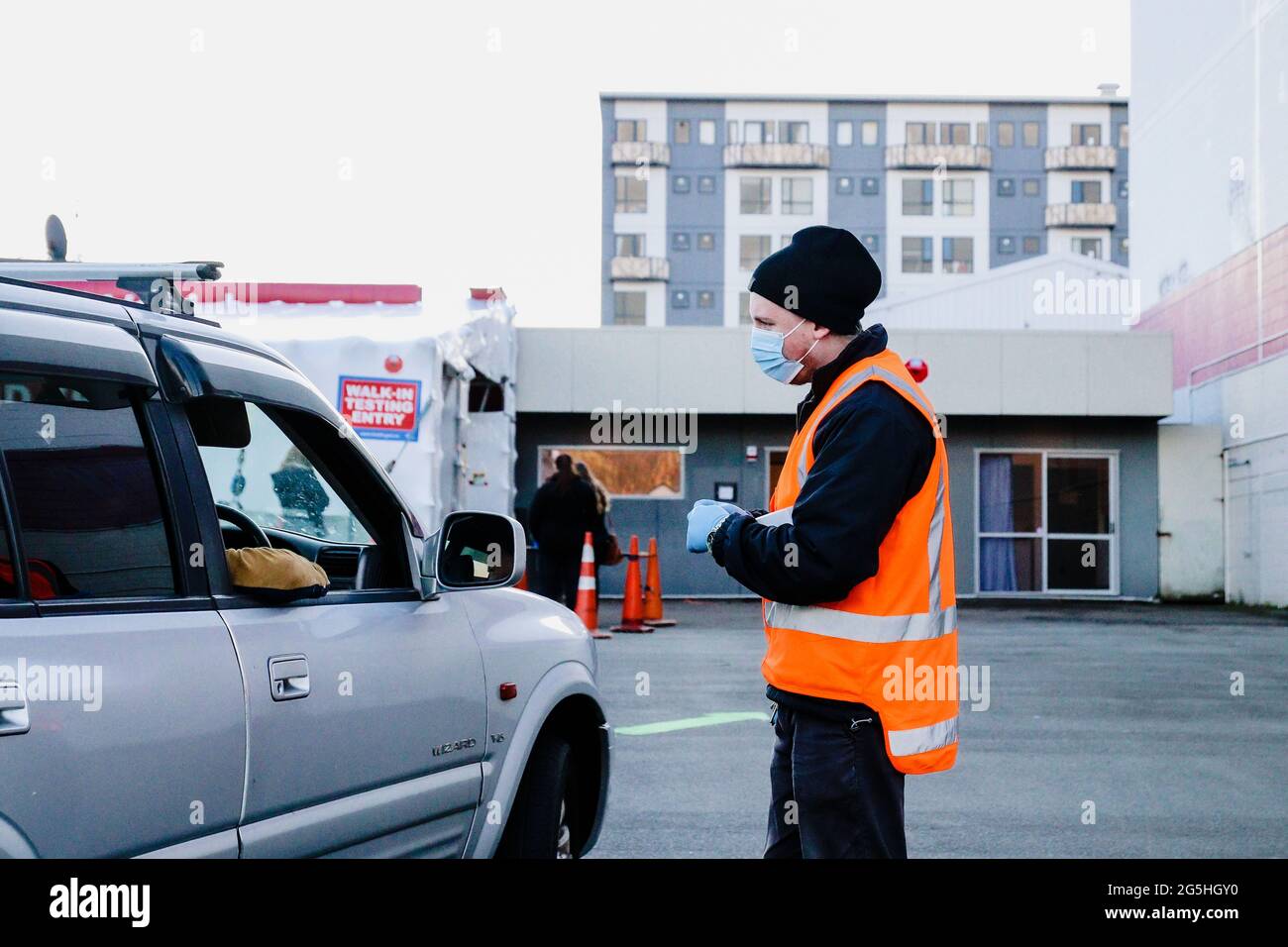 Wellington (Nouvelle-Zélande), le 28 juin 2021. Un agent de santé d'une station d'essai sans rendez-vous de Covid s'adresse à un patient à Wellington, qui est actuellement au niveau 2 de Covid Alert, après qu'un touriste australien qui a visité la ville a été diagnostiqué avec la souche Delta du coronavirus. Les inquiétudes au sujet de l'épidémie de la variante Covid-19 Delta en Australie ont incité le Premier ministre néo-zélandais Jacinda Ardern à annoncer que le gouvernement envisage la lecture obligatoire du code QR et le port du masque dans certains endroits. Crédit : Lynn grief/Alamy Live News Banque D'Images