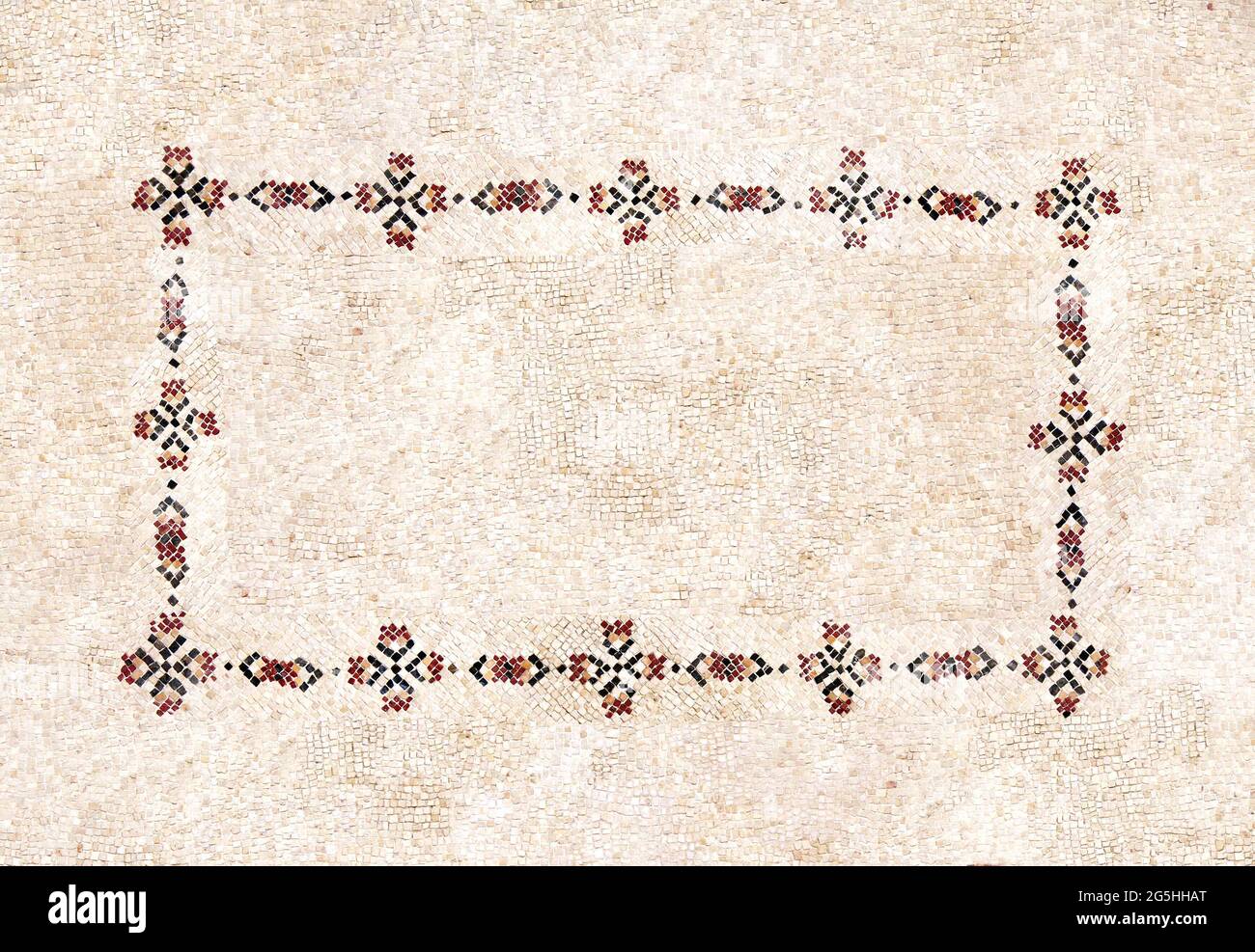 Mosaïque horizontale antique de pierre naturelle byzantine avec ornement floral et cadre géométrique. Copier l'espace pour le texte. Modèle de maquette Banque D'Images