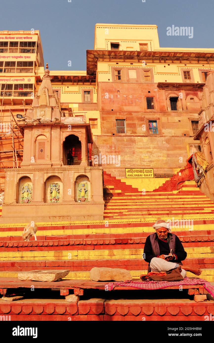 Varanasi, Inde - 03 février 2021 : un sadhu (moine) assis sur Ghat dans le Ghat de Ganga dans la journée, à Varanasi, Inde. Banque D'Images