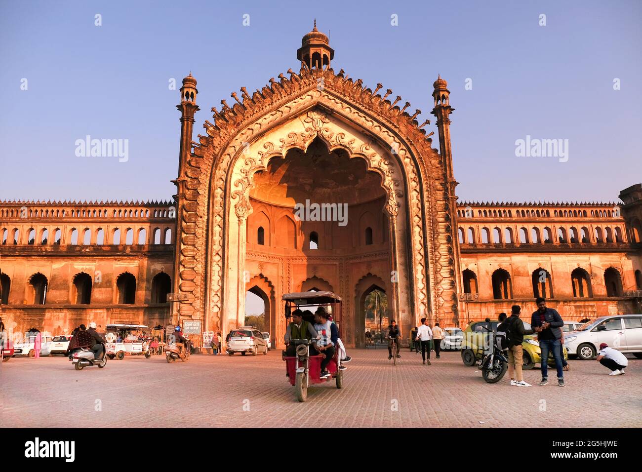 Lucknow, 07, février 2021 : Rumi Darwaza, porte d'architecture islamique construite par Nawab Asaf-UD-doula en 1784 à Lucknow, Uttar Pradesh, Inde. Banque D'Images